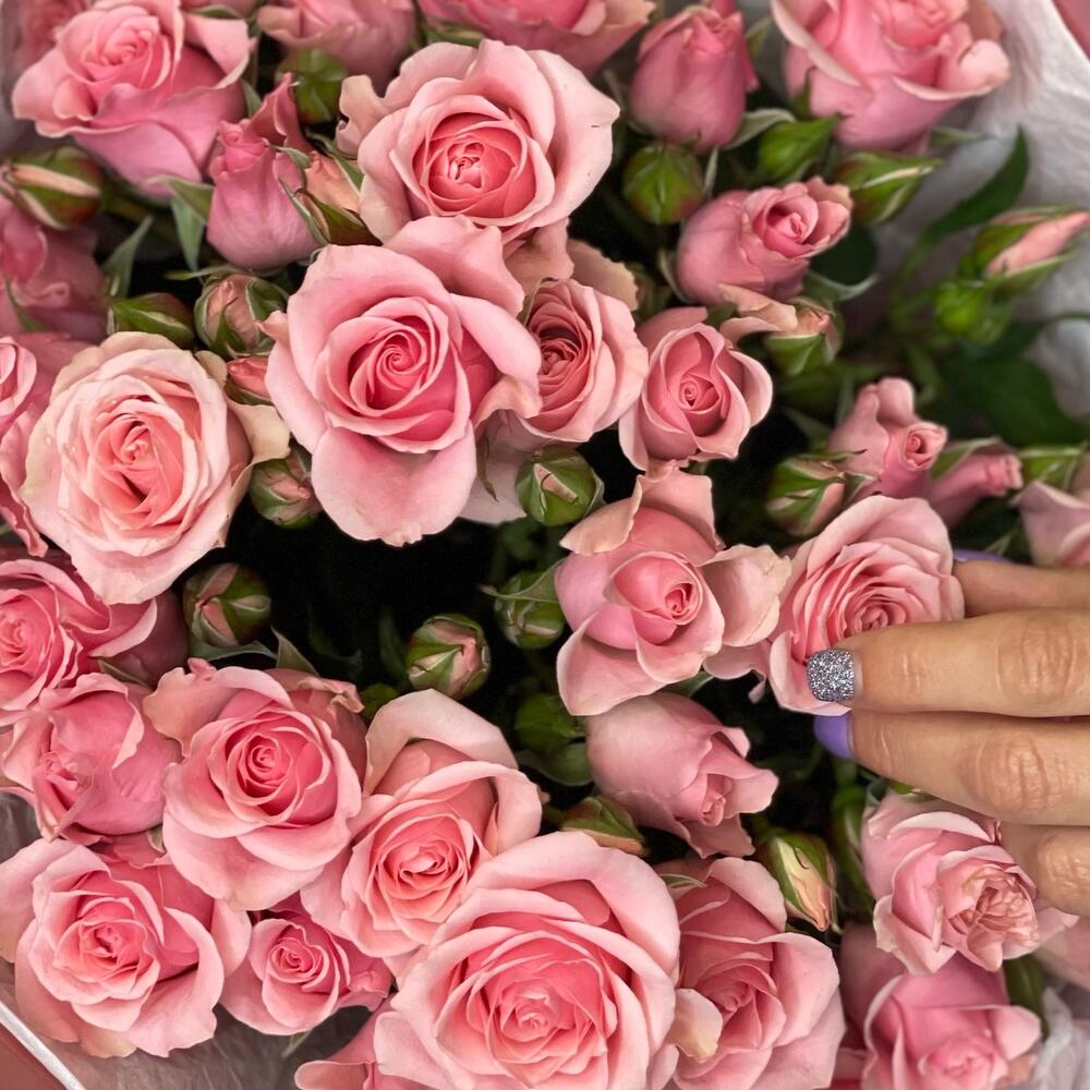 Букет из 9 розовых кустовых роз – нежность в каждом лепестке Александровск-Сахалинский Сахалинская область