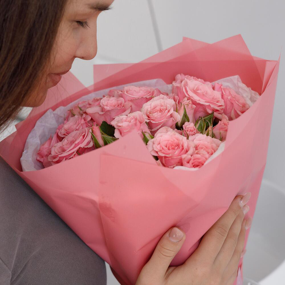 Букет из 9 розовых кустовых роз – нежность в каждом лепестке Александровск-Сахалинский Сахалинская область